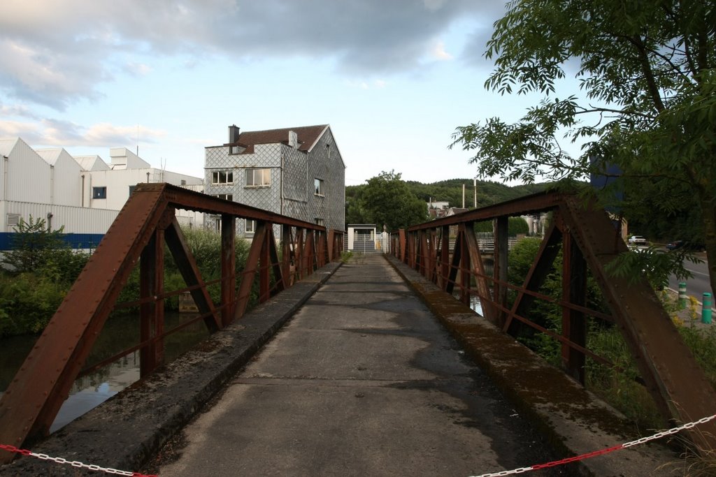 Oude brug over La Vesdre bij Goé by www.binnenvaartinbeeld.com