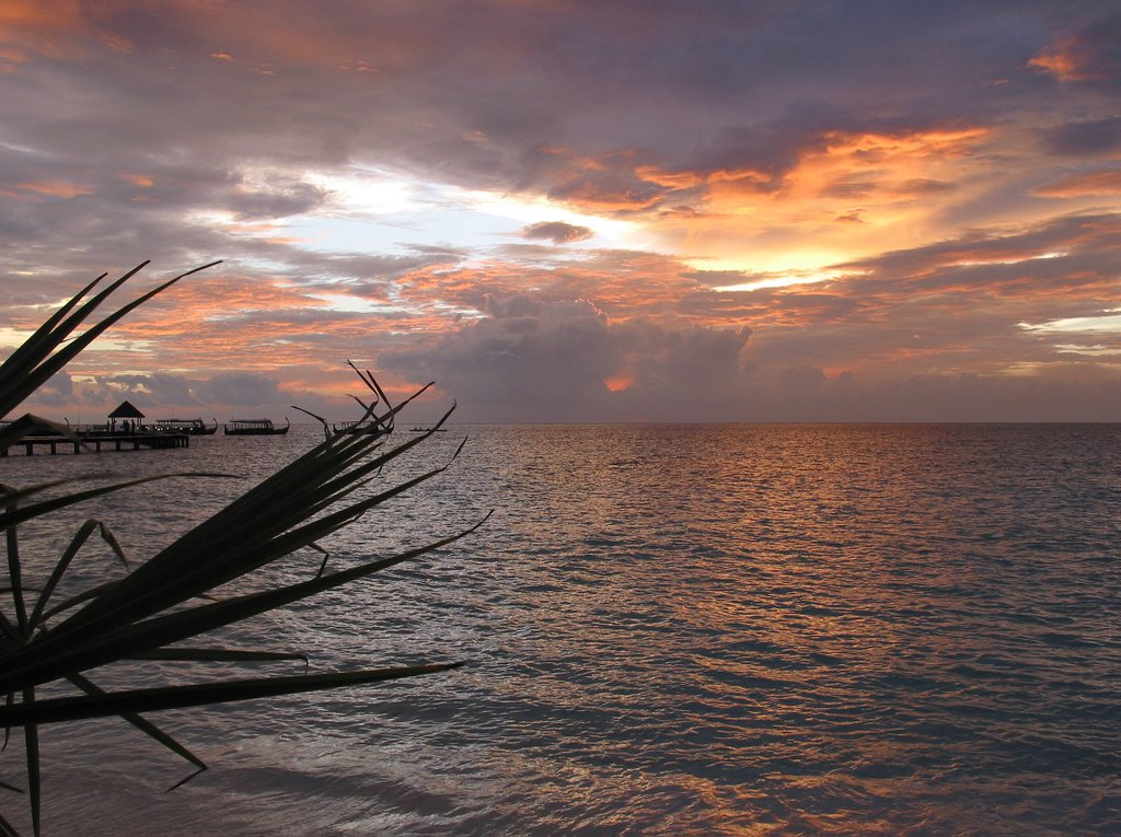 Thudufushi - sunset by falkbrahm16