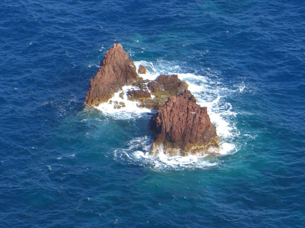 Rocce rosse affioranti sotto le Dramont by umberto sebastiani