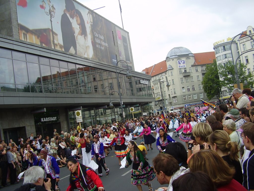 Der Umzug des Karnevals der Kulturen in Berlin 2007 auf dem Hermannplatz by Walid Lotfy 73