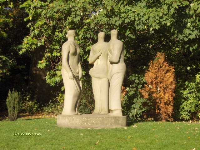 Obras de Henry Moore em pleno Battersea Park by RNLatvian