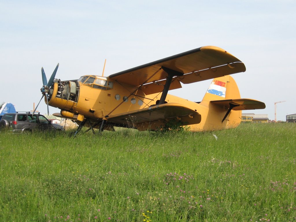 Avion "Antonov" by benakovic