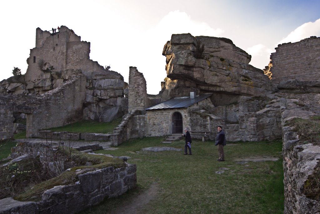 Innenhof der Ruine Flossenbürg by Brigitte Goetz