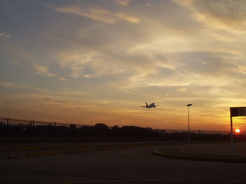 Despegue y atardecer en el aeroparque Jorge Newbery by NicolasRamella