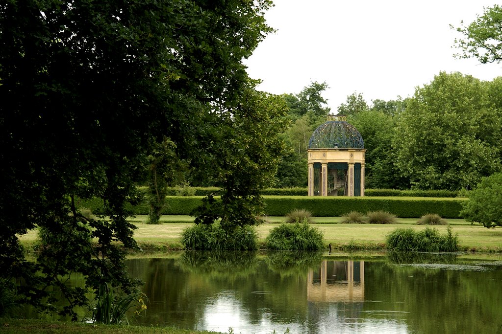 CORMATIN - La Château - La Volière au milieu du labyrinthe by C.LRDB