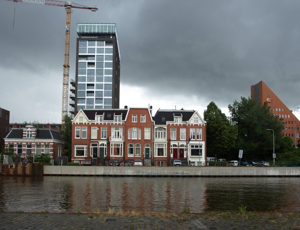 Eemskanaal Zuidzijde, met het appartementencompex "Kop van Oost" van Architectenbureau Mecanoo in aanbouw. by Hans R. van der Woud…