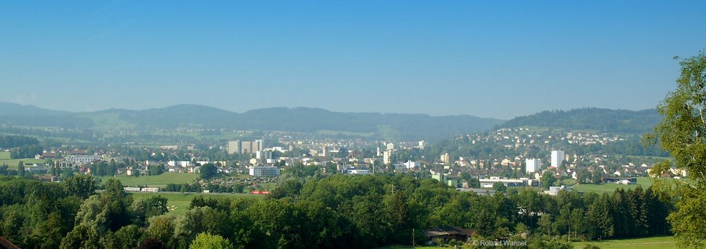 Uzwil mit Autobahn N1 im Vordergrund by Roland Wanner