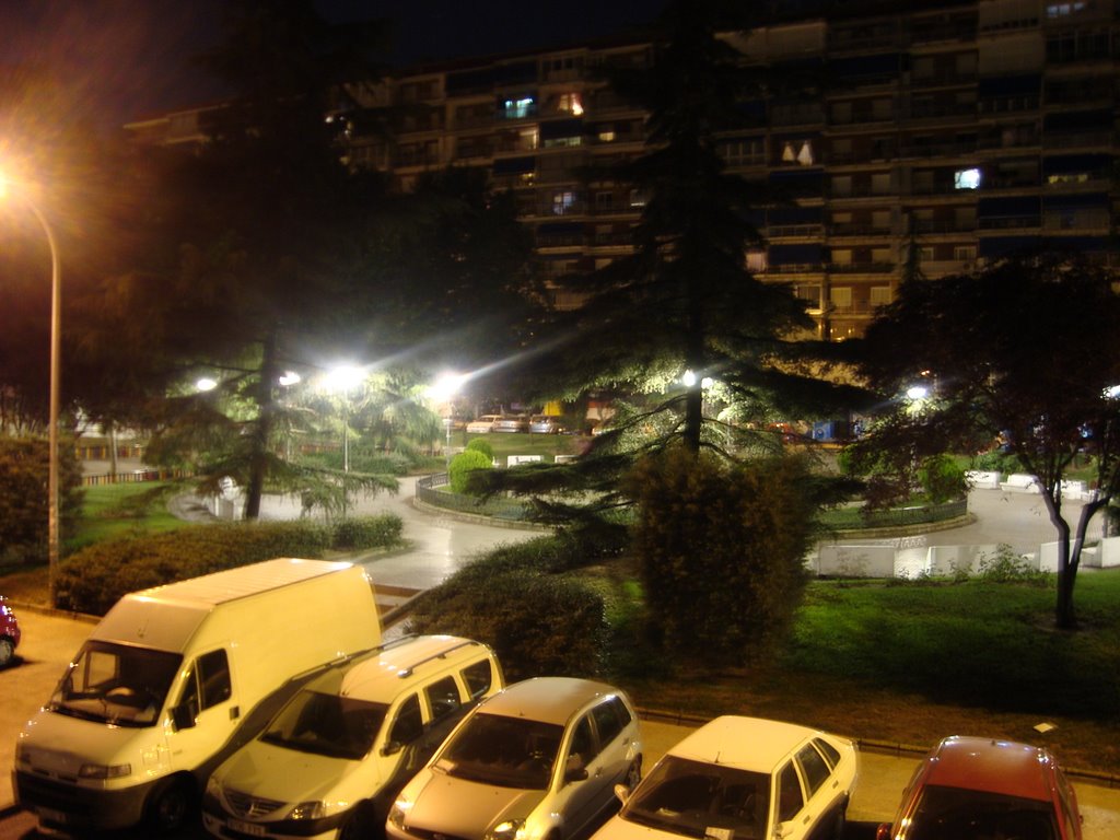 La Plaza de noche 1 (Parque Lisboa) by Jon_Burgoa