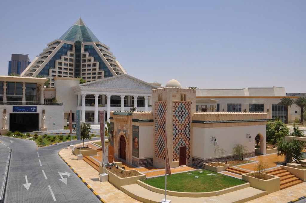 Pyramid, view from Wafi, Dubai by Mariposa56