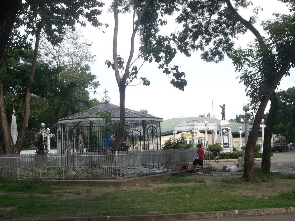 Park grounds with a view on G. Lopez-Jaena's statue in Jaro, Iloilo, Panay Island, Philippines, S by kang © francis b i ♣