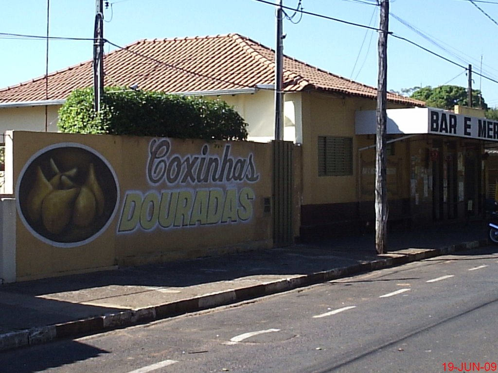 Bueno de Andrada é Distrito de Araraquara, no meio do caminho entre Araraquara e Matão, o acesso é por uma estrada vicinal asfaltada, paralela a rodovia SP-310 (Rod Washington Luiz). Bar e Mercearia Freitas, local das famosas "coxinhas douradas" de Bueno de Andrada. A toda hora fica lotada de clientes. Consegui fotografar sem nenhum cliente ! Um milagre ! O Bar e Mercearia Freitas não abre às segundas-feiras. O Local hoje é um Centro Gastronômico da região, com vários locais oferecendo doces e salgados. by MARCO AURÉLIO ESPARZA