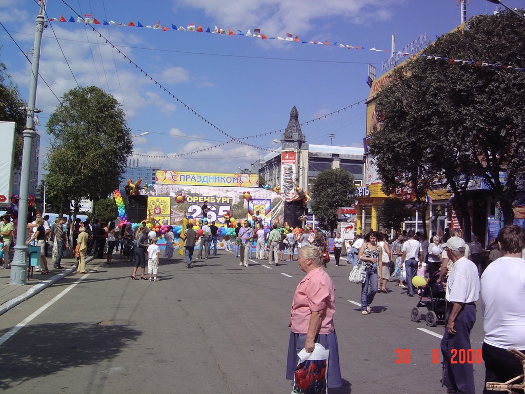 Вид на ул. Советская от Башни с часами. В день города. by Pavel  К.  from Orenburg,Russia