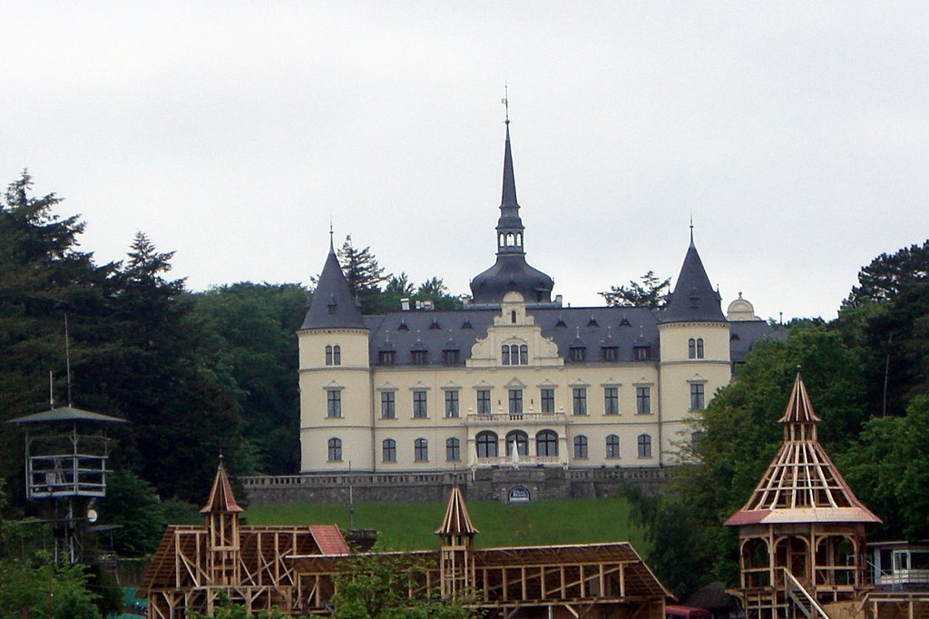 Schloss Ralswiek mit Seebühne by wekado