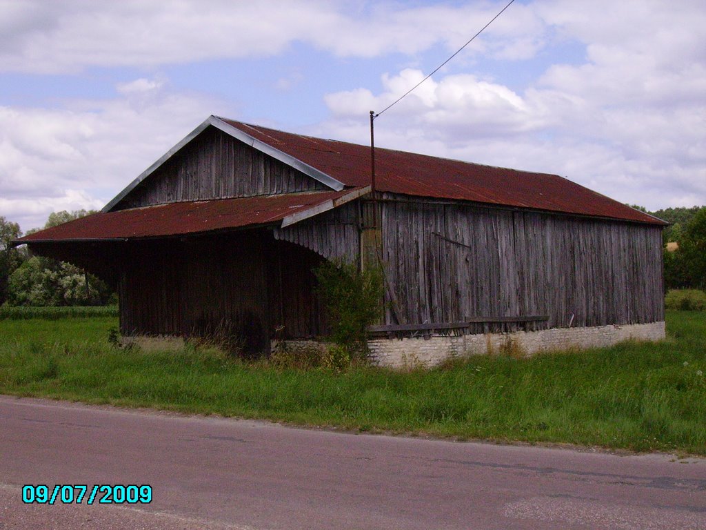 Vieille grange à l'entrée de gomméville située sur la route communale en venant de mussy (9 juillet 2009) by Nico L.