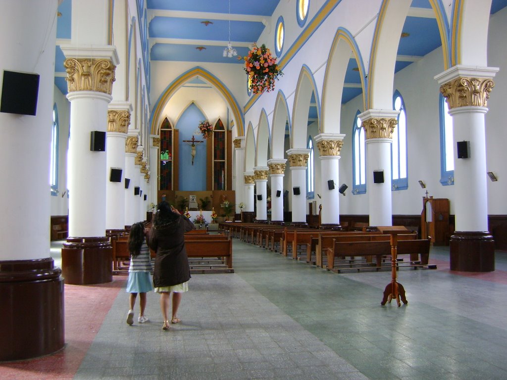 Interior de la Iglesia de San Mateo by hramos777@gmail.com