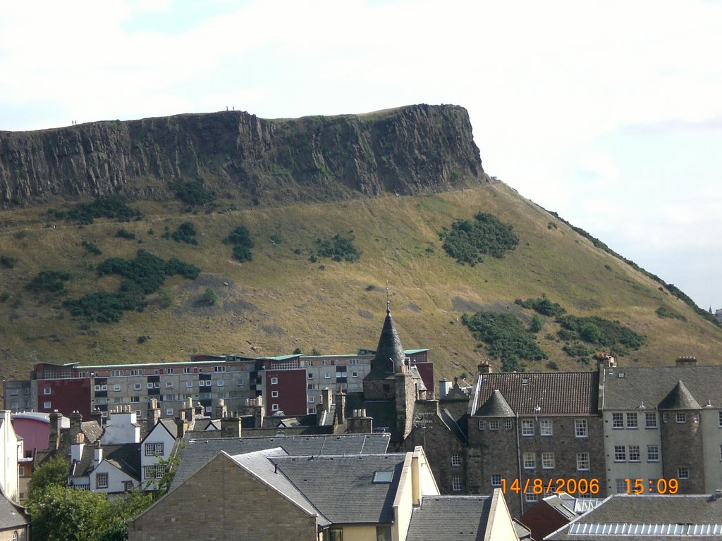 De lá de cima, da pra ver a cidade inteira!! Simplismente Fantástico, o ruim que a subida é a pé! mas são só 2 horinhas morro acima! - Edimburgo - Escócia by thiagohermano