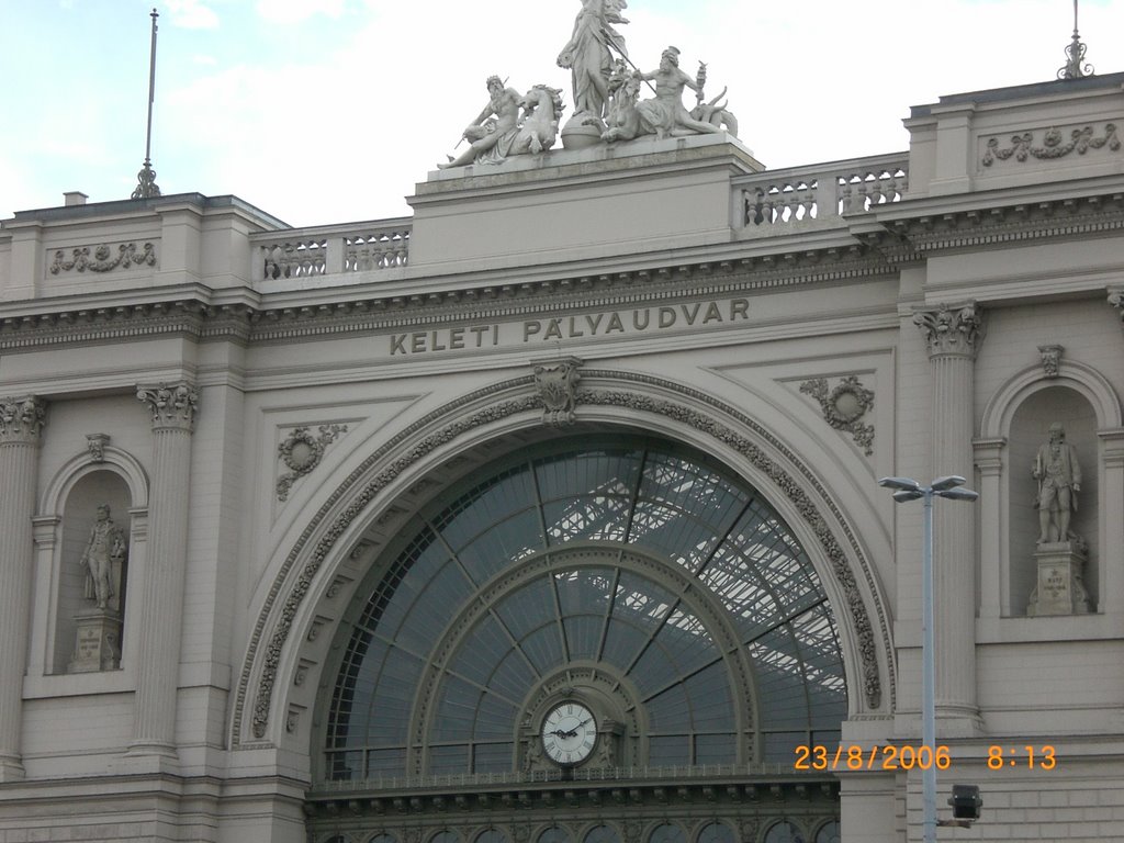 Principal estação de Trem de Budapest - Hungria by thiagohermano