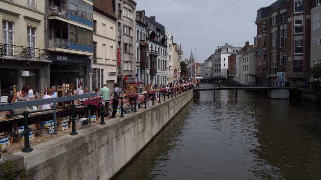 Boekenmarkt, Ajuinlei, Gent by Isaie D