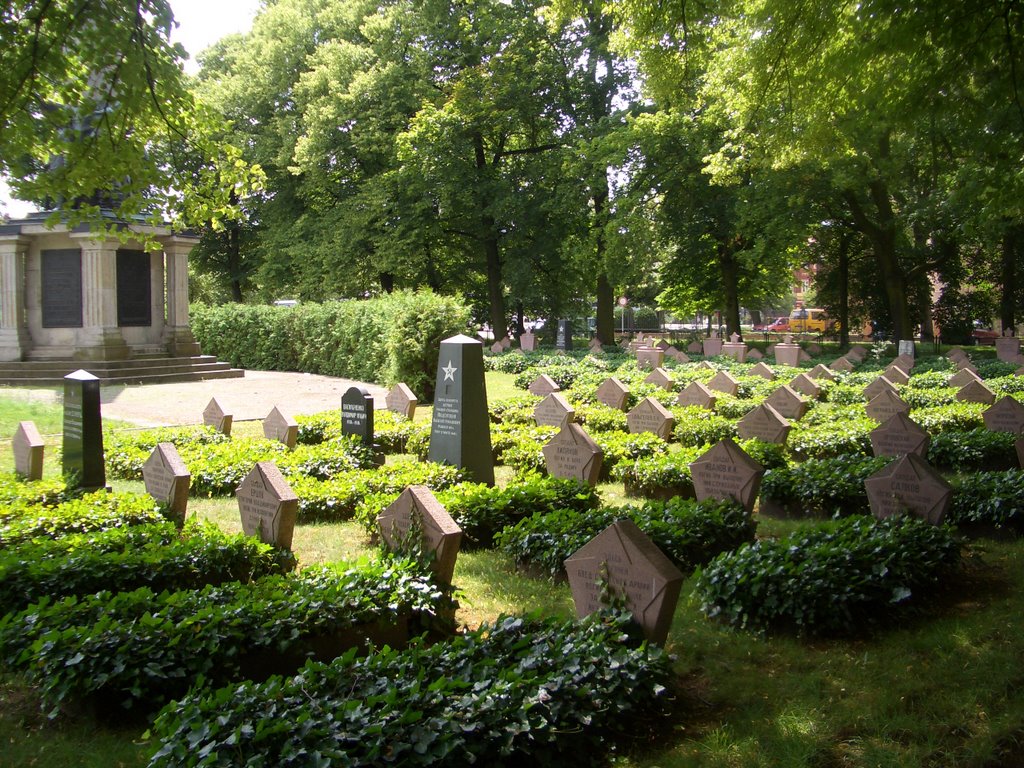 Sowjetischer Ehrenfriedhof am Bassinplatz by NEXUS2000