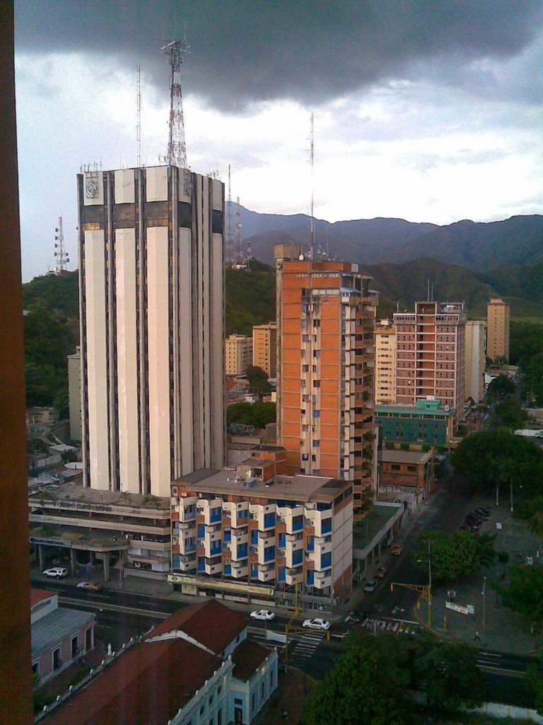 Torre Cosmopolitan (b y n) y Centro Calicanto by carlangas1979