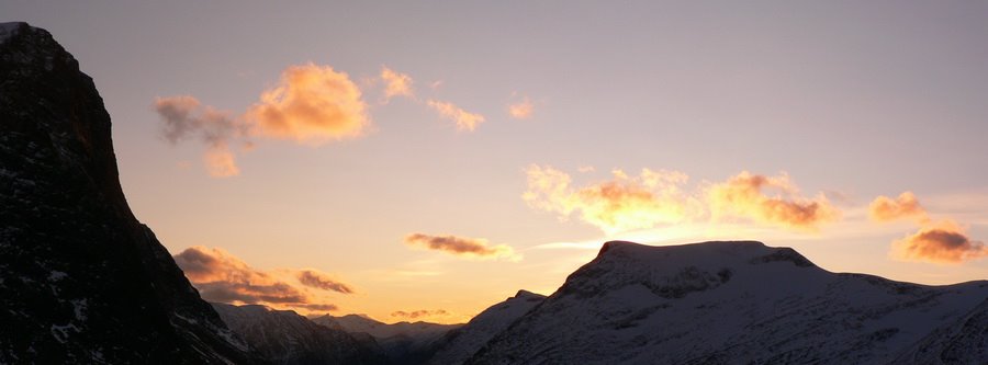 Under Storgrovfjellet by bReo