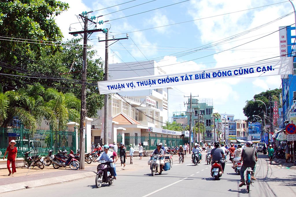 Thuận Vợ, Thuận Chồng tát Biển Đông cũng cạn. by BuiTuanKhiem