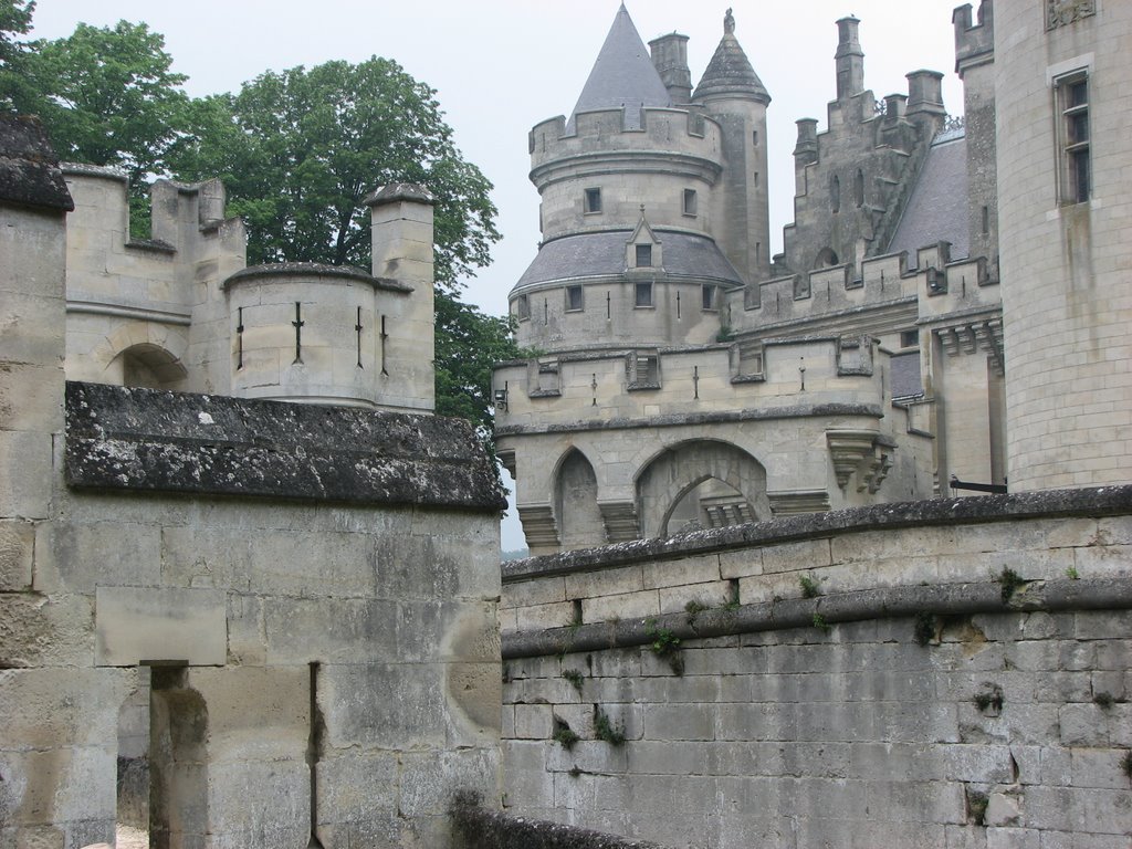 Château de Pierrefonds by DESRENTES ERIC