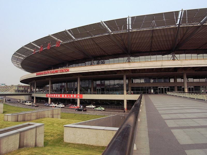 Towards the northwest entrance of Shanghai South Railway Station by Justin Zhu