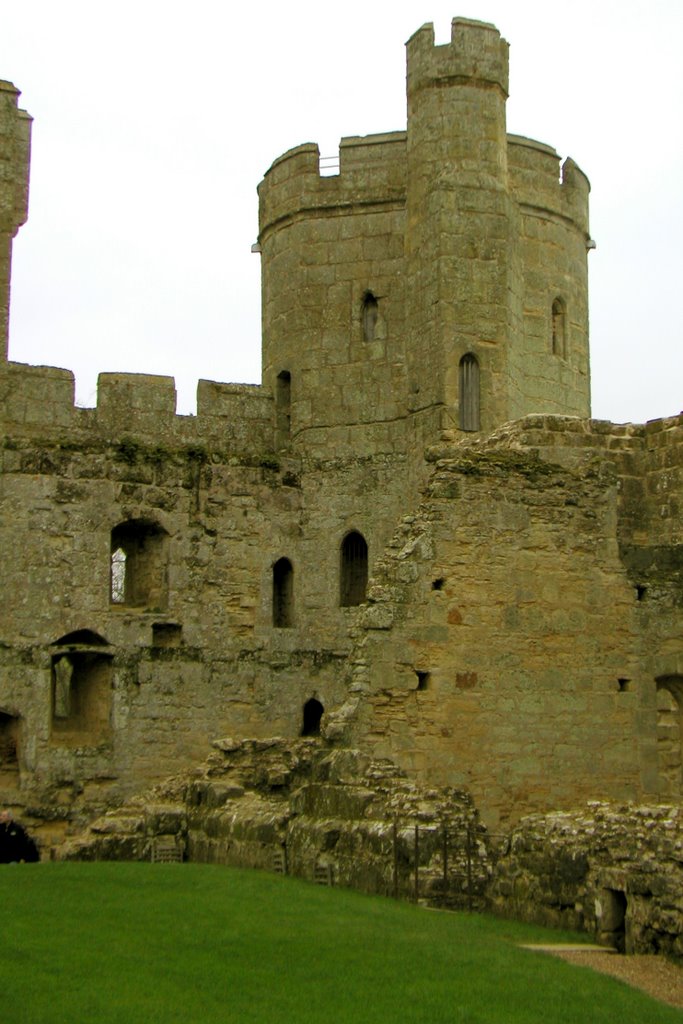 Bodiam Castle: Bailey by ECSLonUK