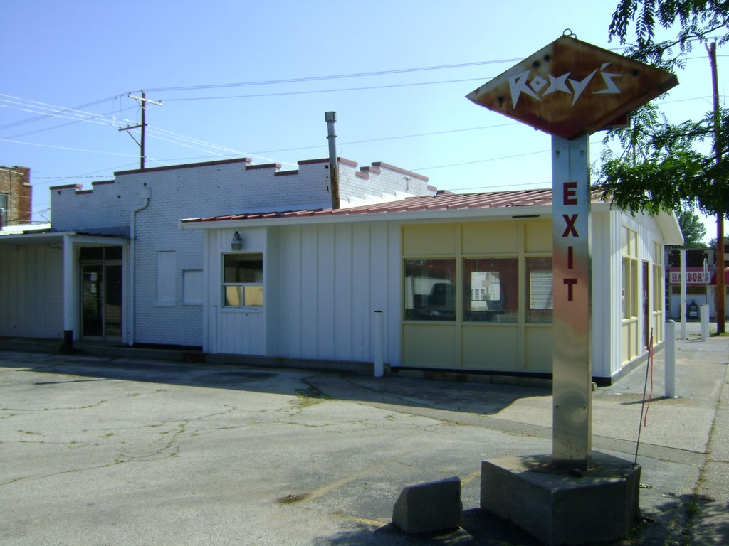 Roxy's drive-in. Closed for remodelling? Looks like maybe an old service station once. by bluthndr