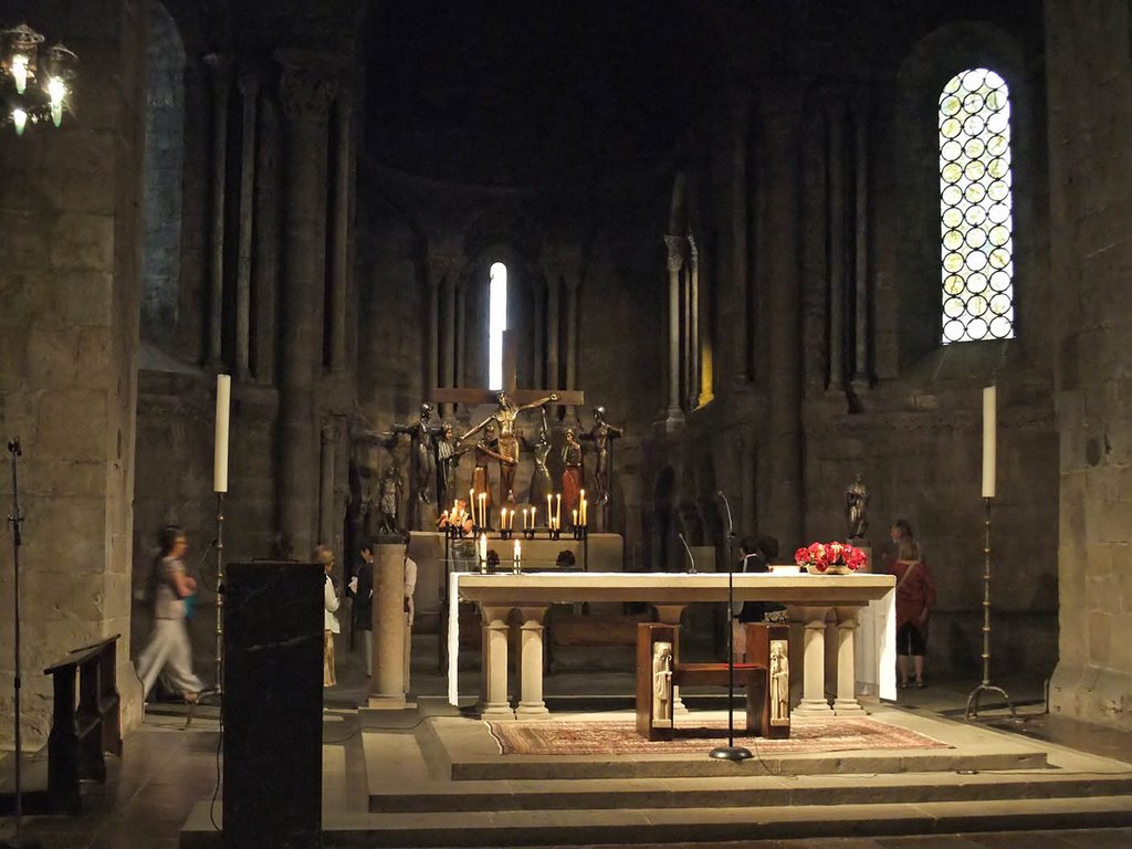 Altar de la iglesia by Víctor Cespón