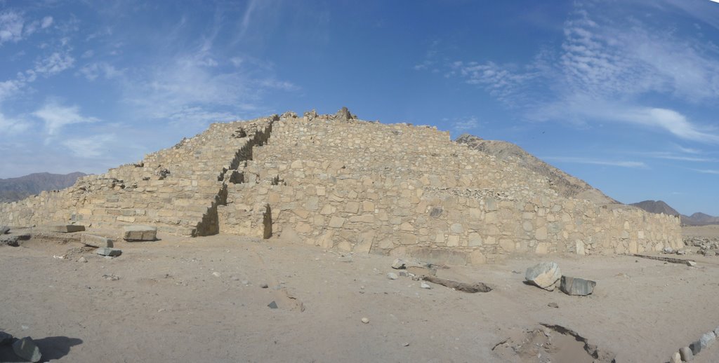 Piramide de la Galeria by Rodolfo Rubio Guarderas