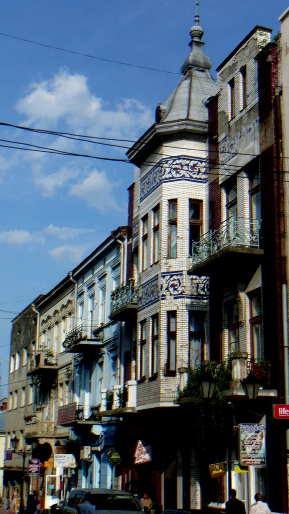 Drohobycz: ulica obok Rynku / Drogobych: a street near Town Square by emesel