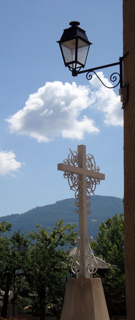 Notre-Dame Le Laus (FR) - La lanterne, le nuage et la Croix, sur le fond de ciel bleu by Giancarlo Ticozzi