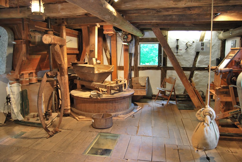 Bonn, Holzlarer Mühle - Arbeitsraum mit Mahlwerk, by © El.Fe.Bo