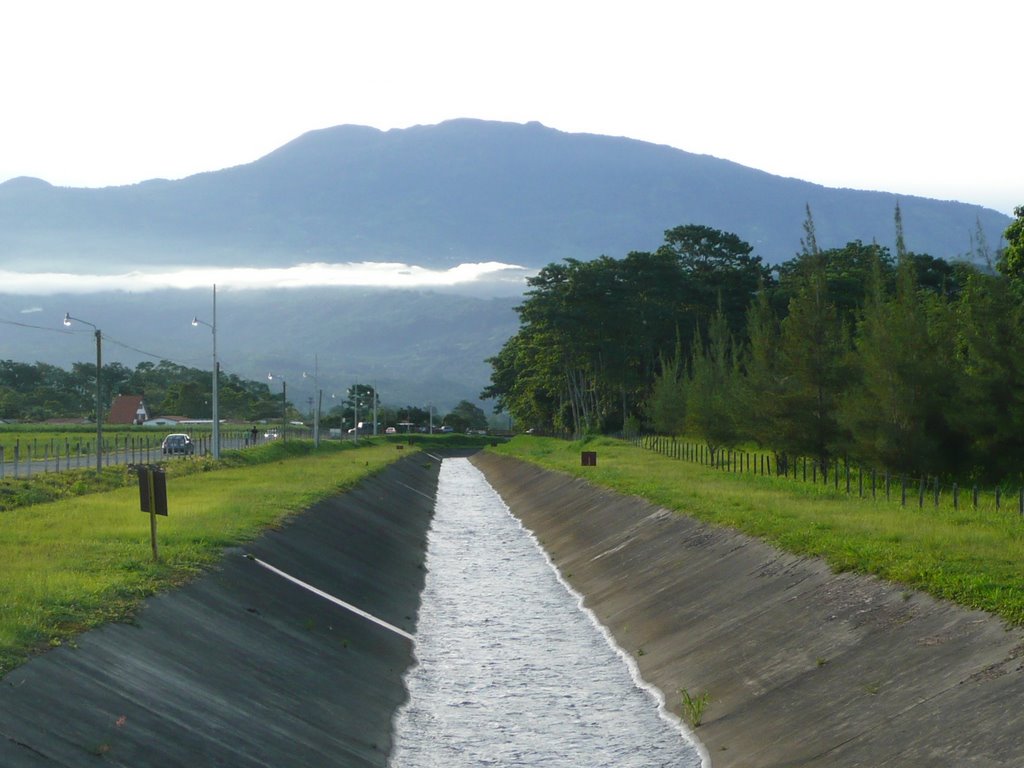 VISTA DEL VOLCAN TURRIALBA by ALBERTO  TV