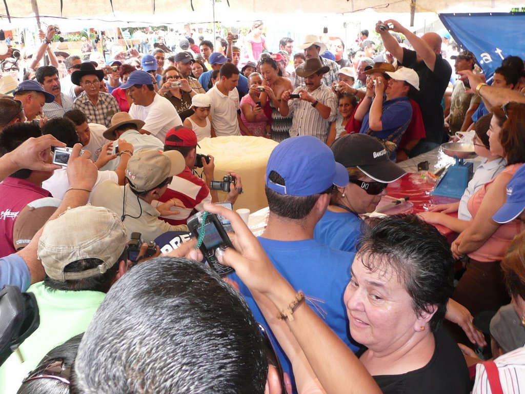 FERIA DEL QUESO EN TURRIALBA by ALBERTO  TV