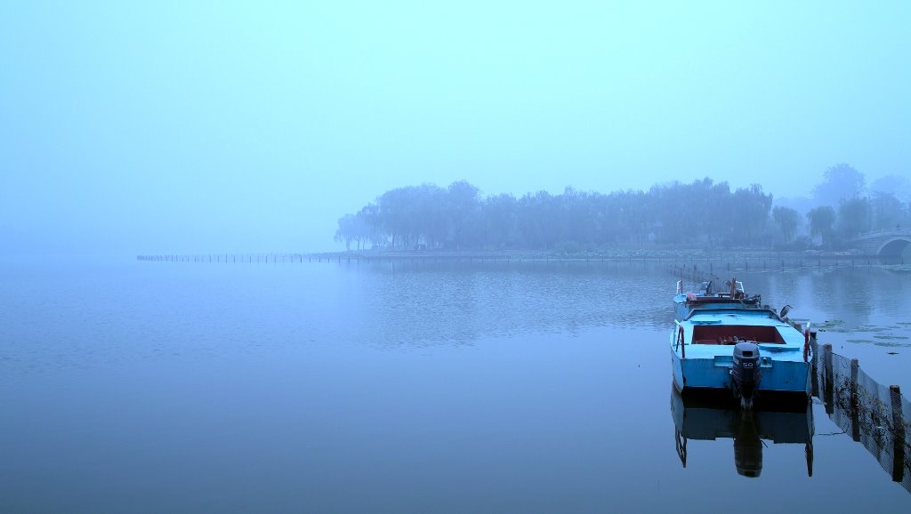 Fog Over Daming Lake, Jinan, China; 济南大明湖. 20090712 08:00 by Flowing Ink