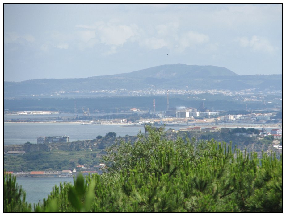 Vista de Monsanto para o Seixal e para a Serra da Arrábida by Barragon