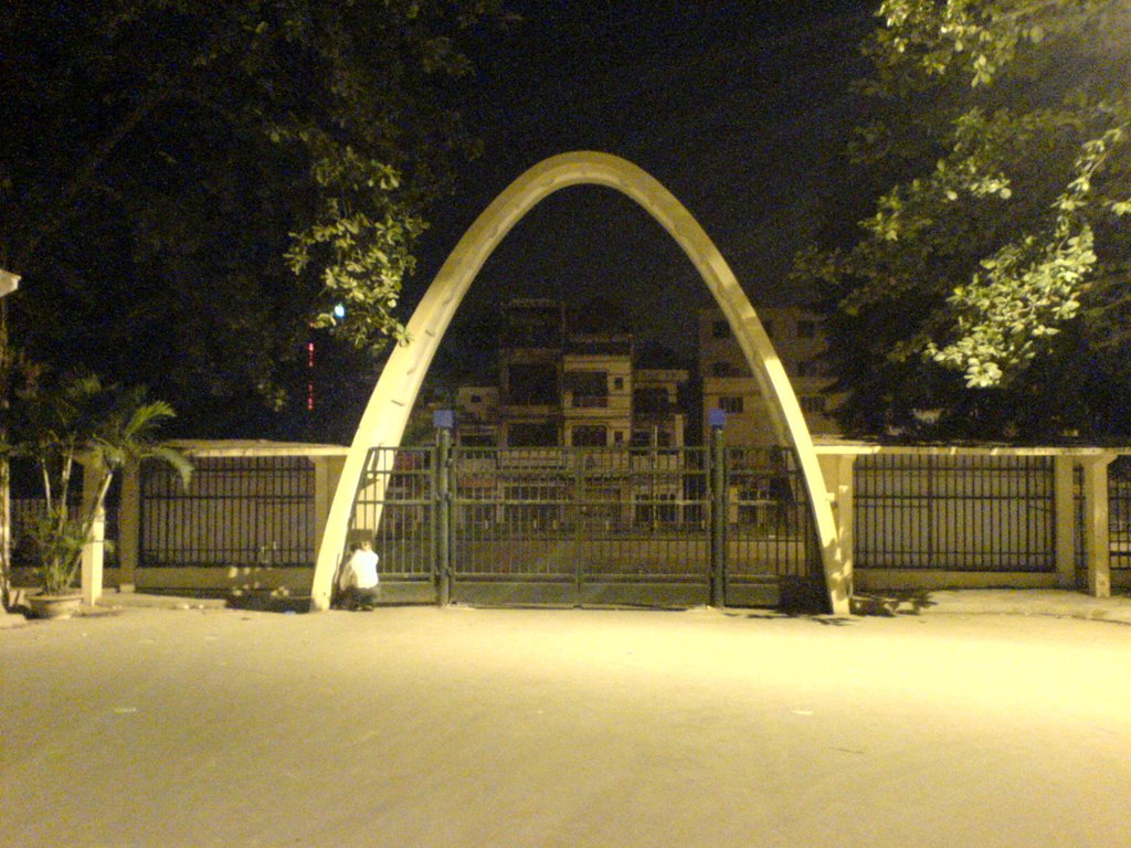 Parabol Gate in the night 15 - 10 -2006 by binhan270