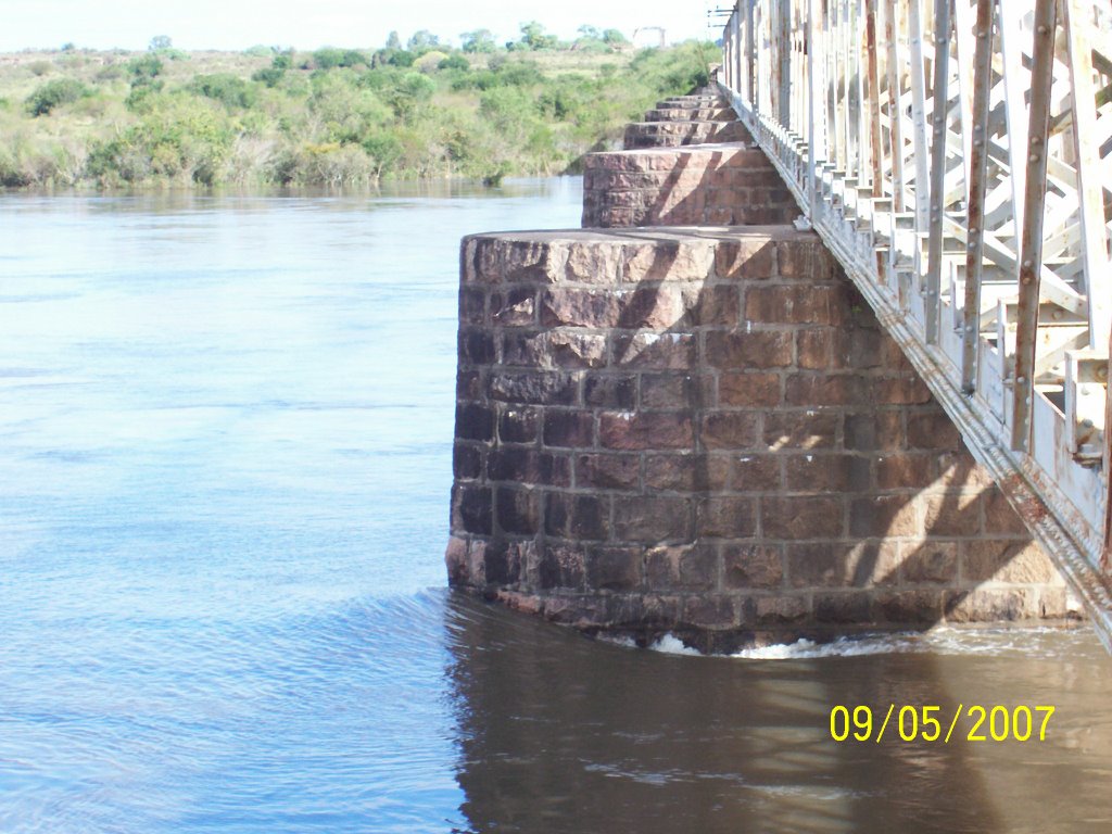 Puente crecido inundaciones 2007 by Williams NUÑEZ