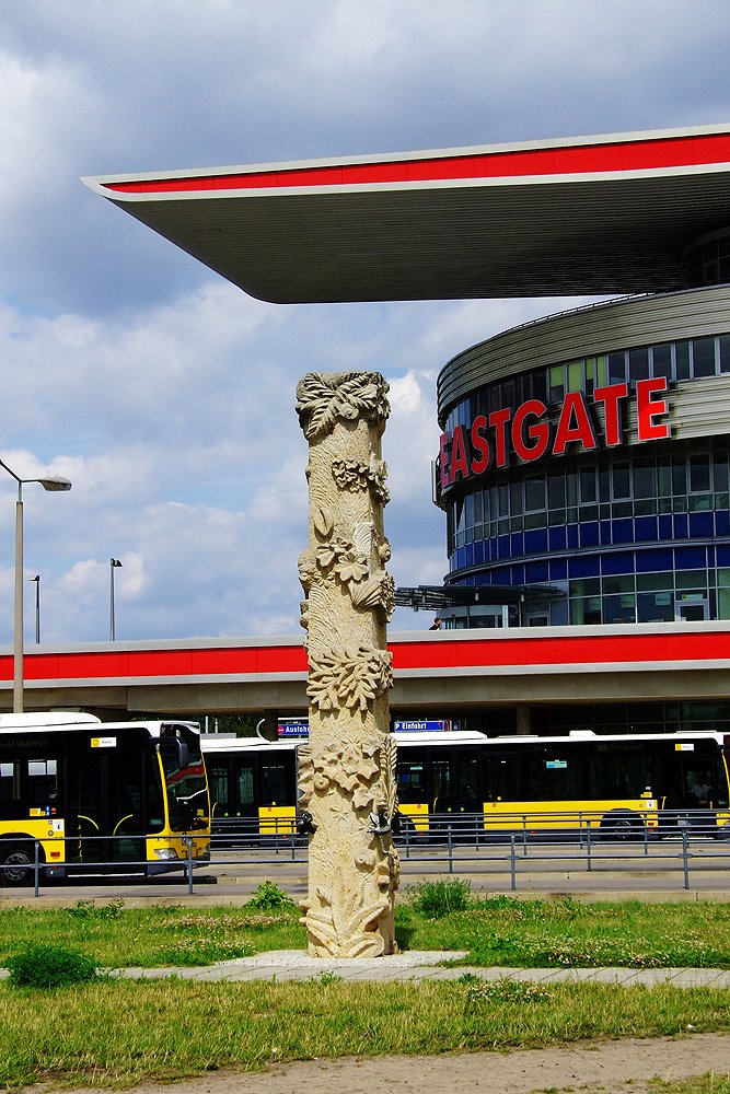 Titel: Postsäule, Sandstein,Bronze, Höhe 5 Meter by Hobby Fotograf