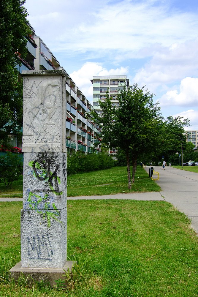 Gedenkstein Werner Steinbrinck 1988 aus Granit und weißem Marmor, Höhe 2,30 Meter by www.fotograf1.npage.de