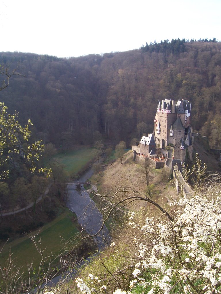 View of Burg-Eltz by henryweedon