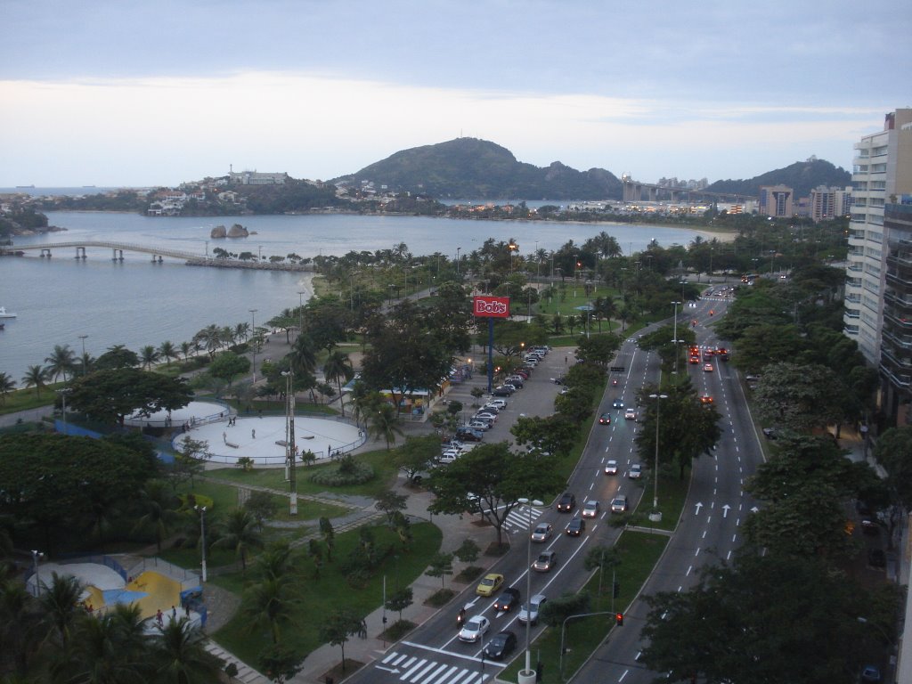 Praia do Canto para Praia de Camburi pista da esquerda, pista direita sentido Centro Vitória. by Diana Kaya