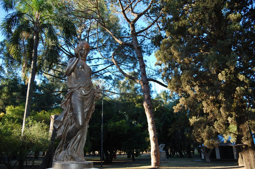 Estatua frente al Museo de la Ciudad by Marcelo Savoini