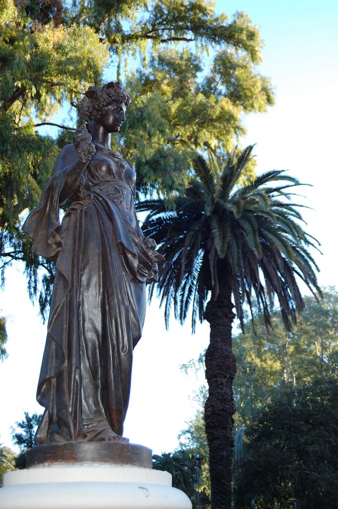 Estatua frente al Museo de la Ciudad by Marcelo Savoini