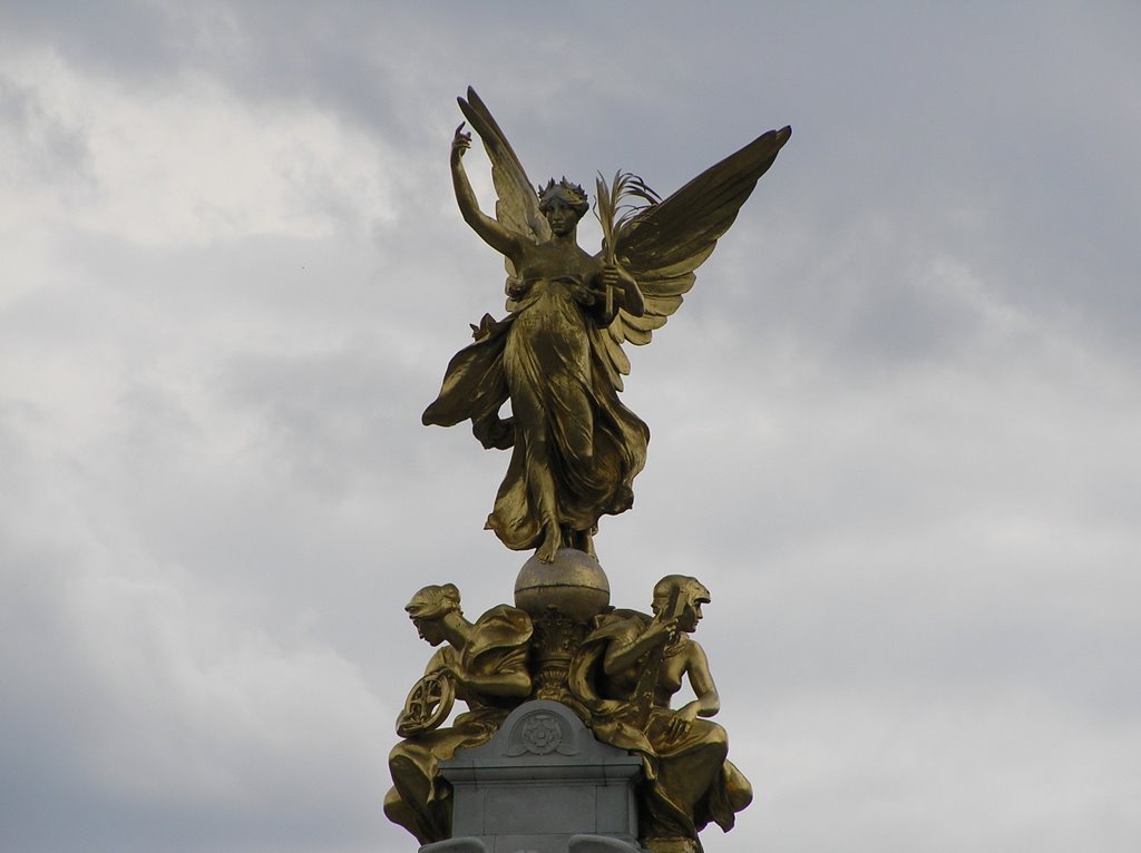 The top of Victoria Memorial @ Buckingham Palace, London. by ԁk‒cam