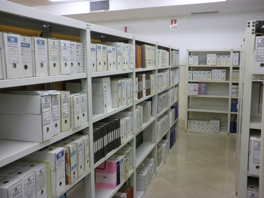 Archivo de la Biblioteca de la Facultad de Ciencias Económicas y Empresariales, Universidad de Cádiz by Emilio Jose