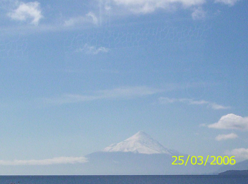 Volcán Osorno desde Puerto Varas by José Pedro Martínez